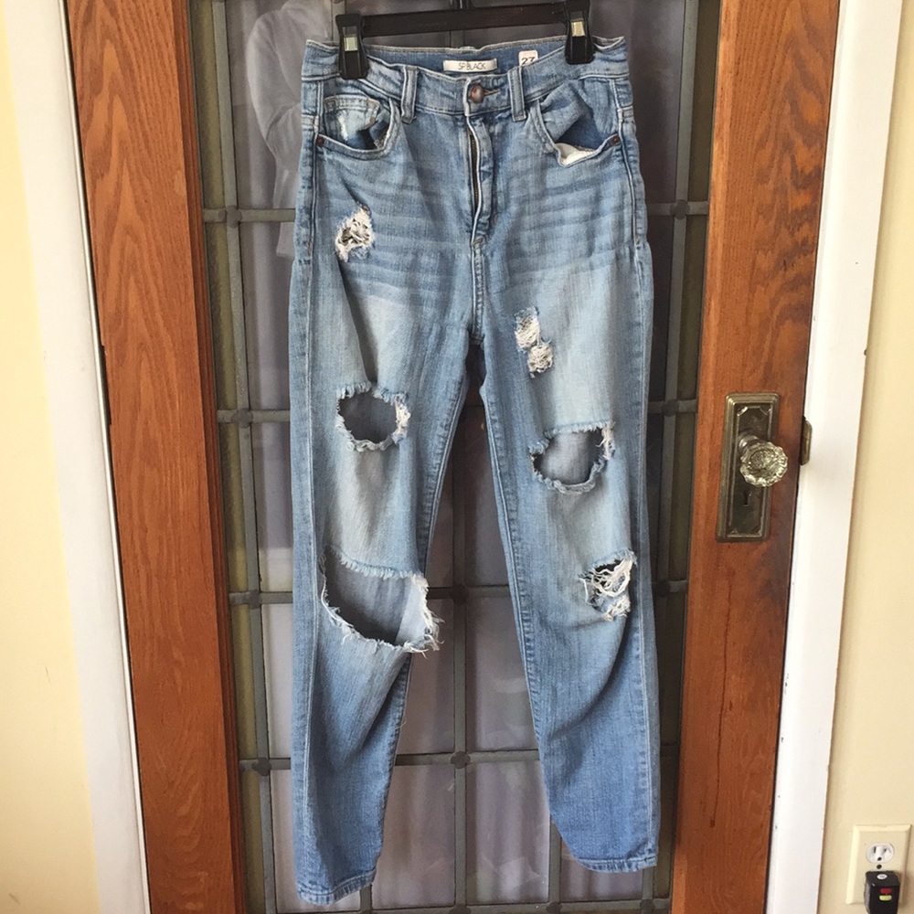 High-waisted jeans